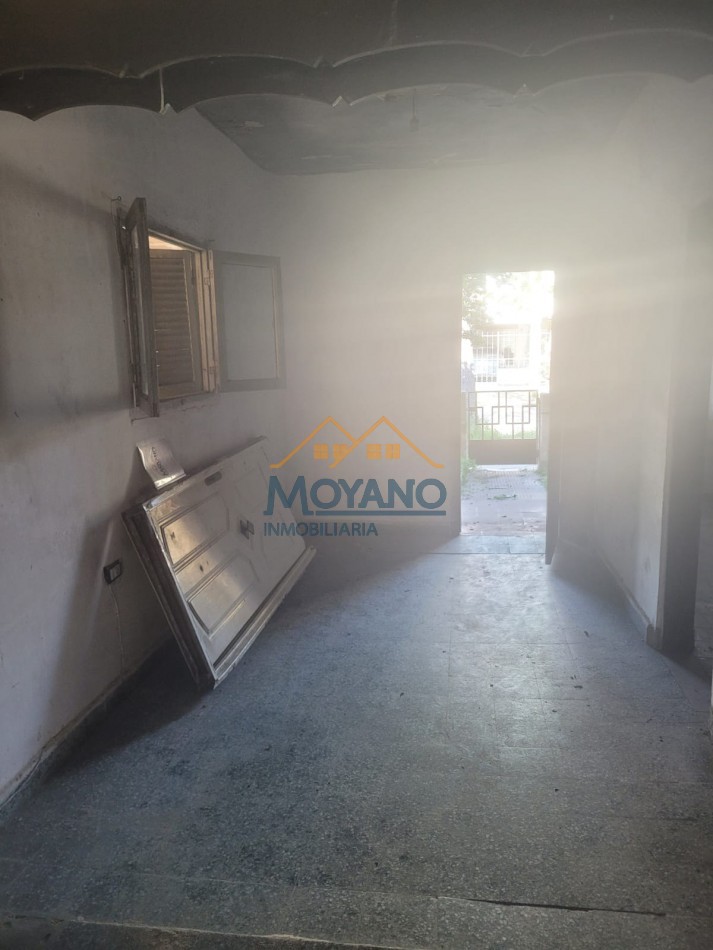 CASA EN VENTA - A REMODELAR