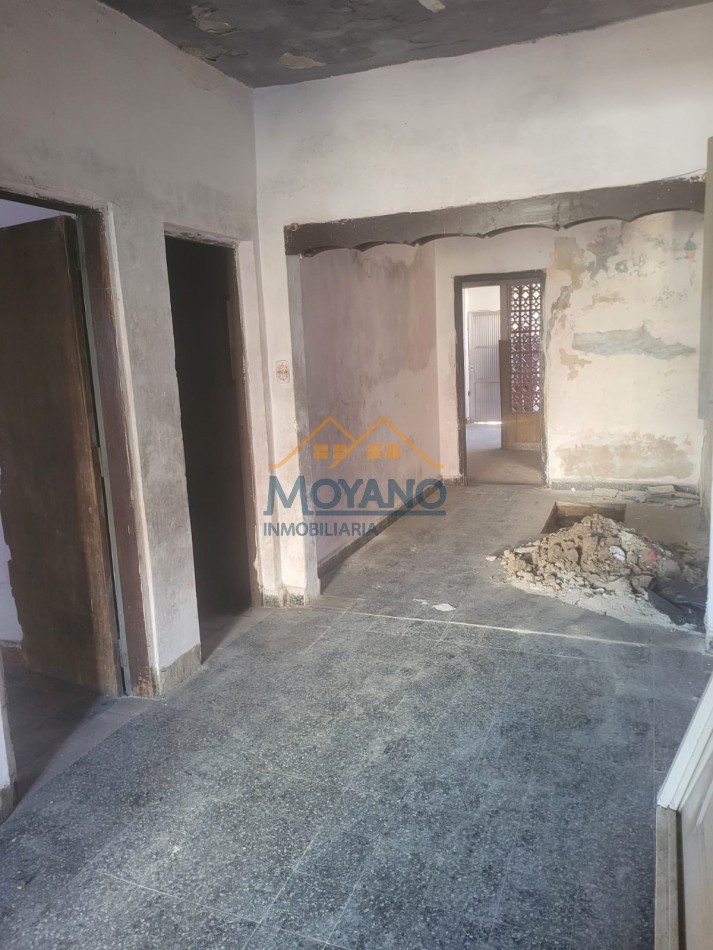 CASA EN VENTA - A REMODELAR